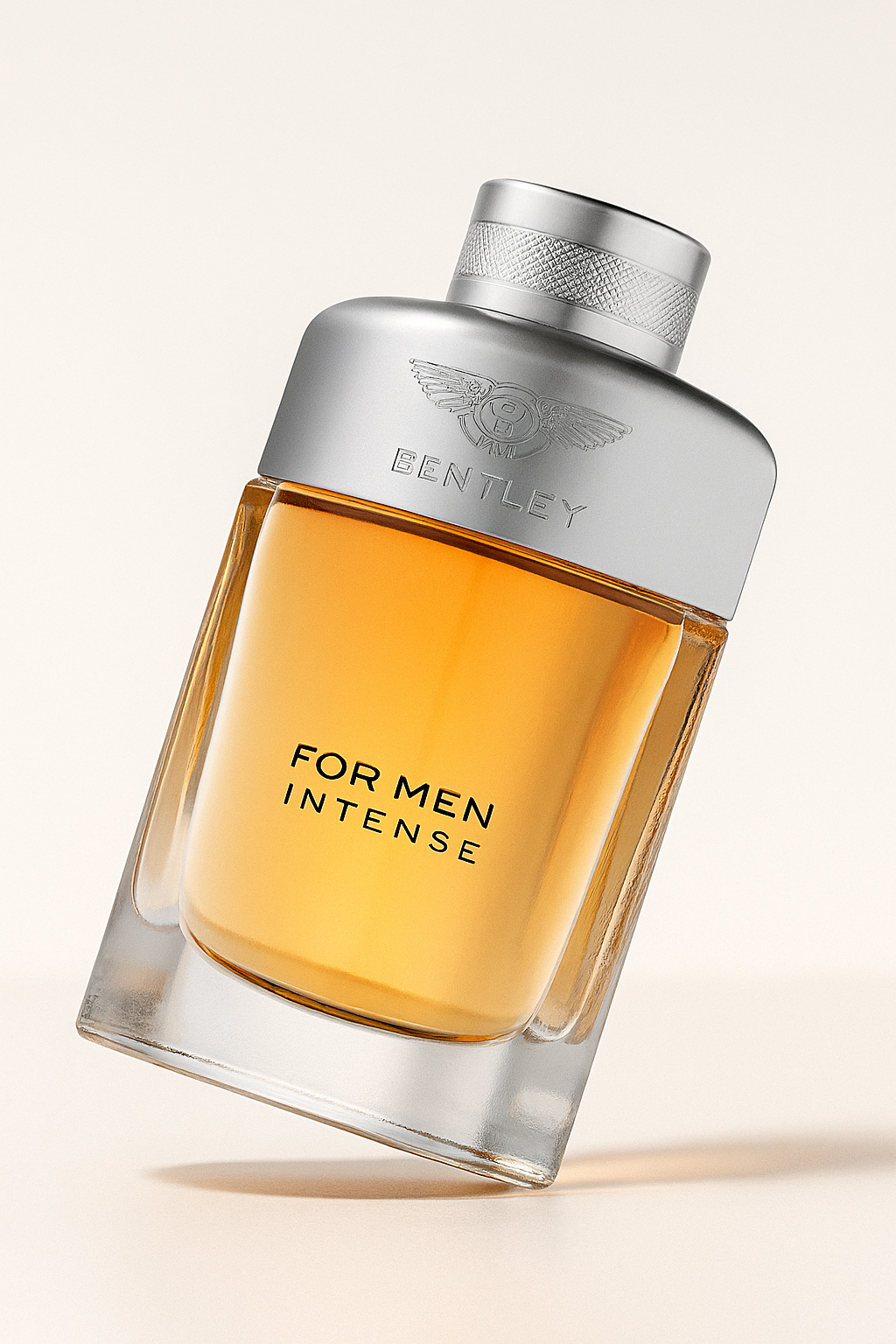 Bentley for Men Intense Flakon, leicht gekippt, auf weißem Hintergrund.