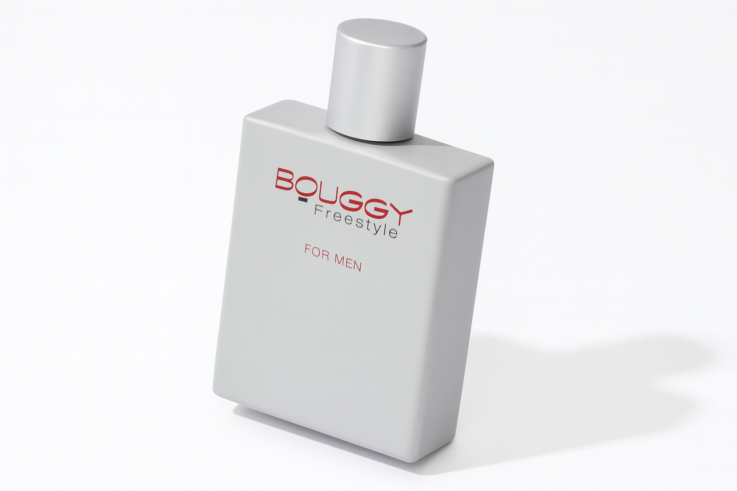 Ein mattgraues, rechteckiges Parfümflakon von Bouggy Freestyle For Men, leicht nach hinten gekippt, mit roter und schwarzer Aufschrift, silbernem Deckel und weichem Schatten, vor neutralem Hintergrund.
