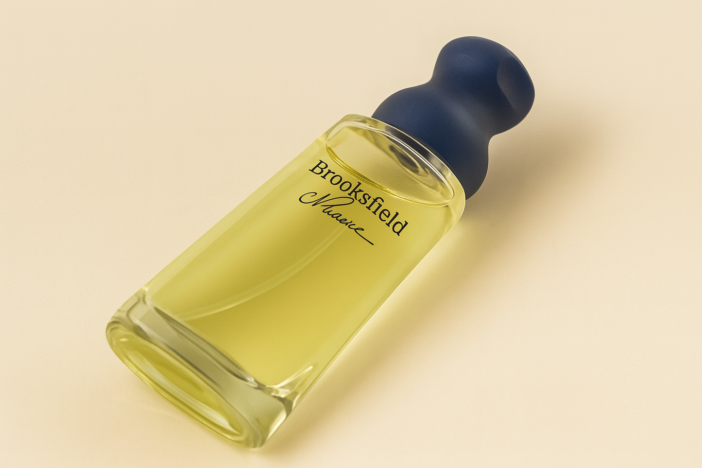 Eine leicht nach hinten gekippte Flasche Brooksfield Nuance Eau de Toilette mit durchsichtigem Glas und gelblicher Flüssigkeit. Die dunkle Verschlusskappe steht im Kontrast zum neutralen, weichen Hintergrund. Die Aufschrift „Brooksfield Nuance“ ist gut lesbar, ein natürlicher Schatten fällt sanft zur Seite.
