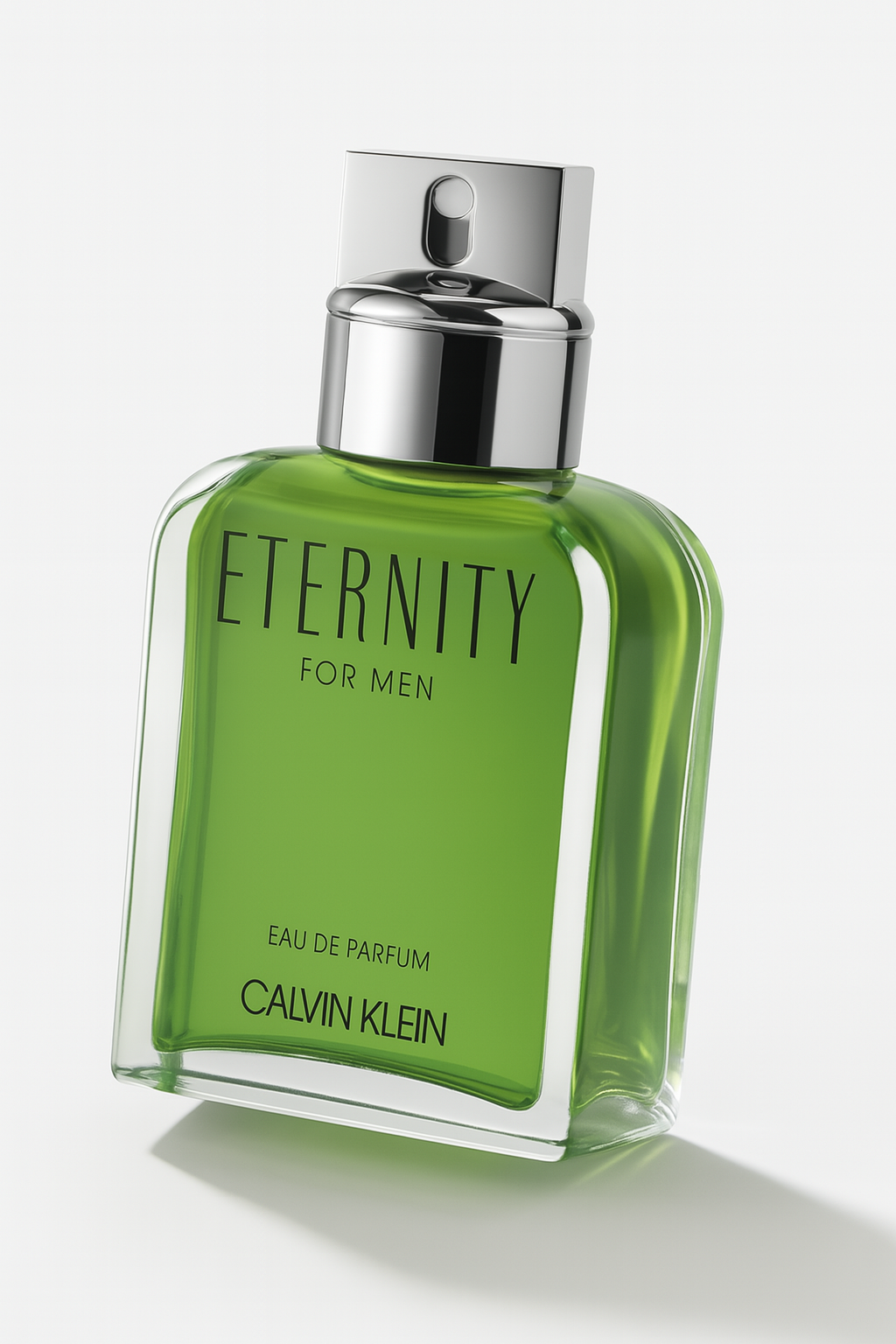 Ein rechteckiges, leicht nach rechts gekipptes Glasflakon des Calvin Klein Eternity for Men Eau de Parfum, gefüllt mit grünem Duft, mit silbernem Sprühkopf und klarer Beschriftung, steht vor einem neutral weißen Hintergrund und wirft einen weichen Schatten.