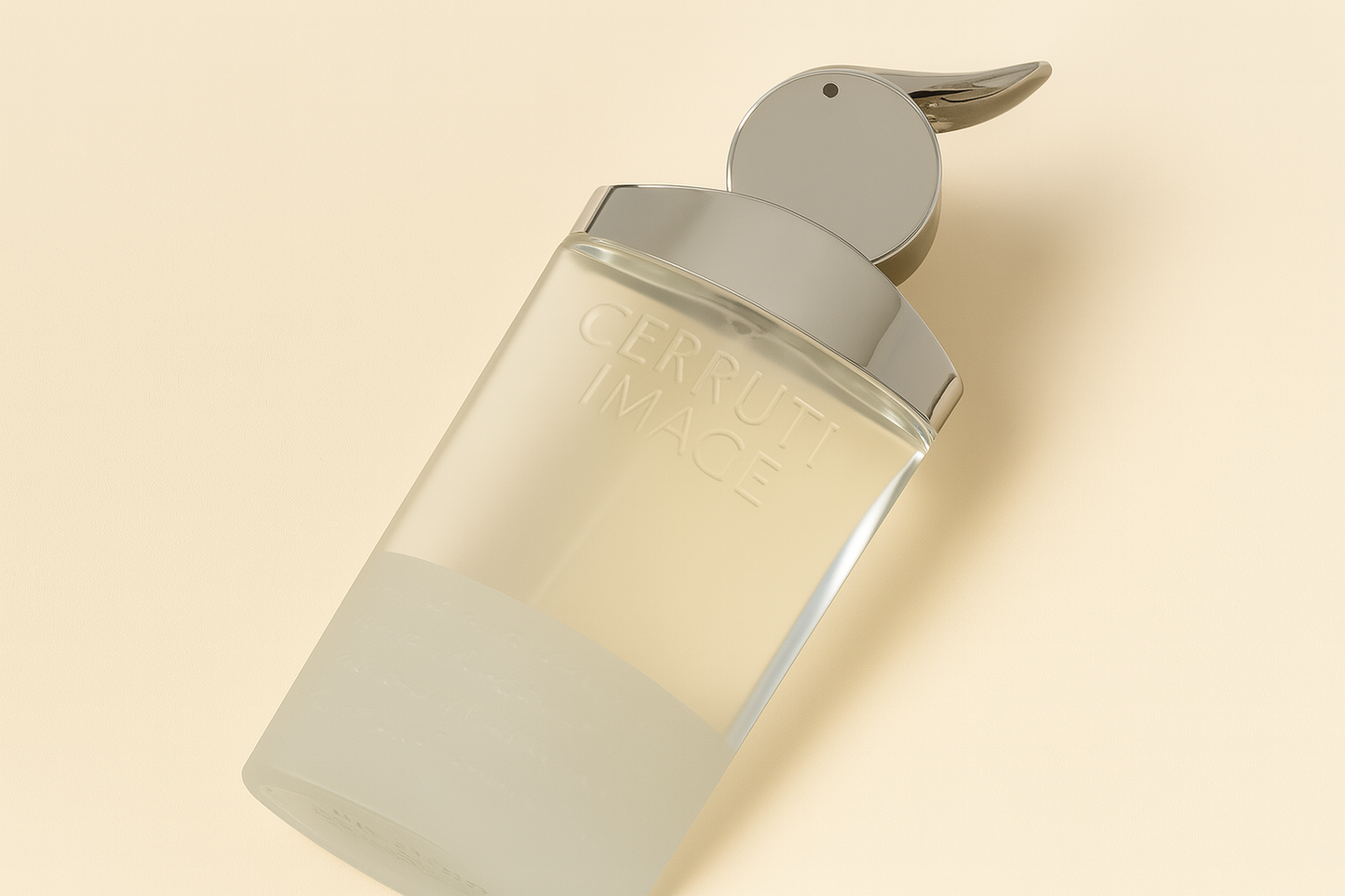 Ein modernes, leicht nach hinten gekipptes Cerruti Image Eau de Toilette Flakon in frostigem Glas mit silbernem Deckel, fotografiert vor neutralem Hintergrund mit weichem Schattenfall.