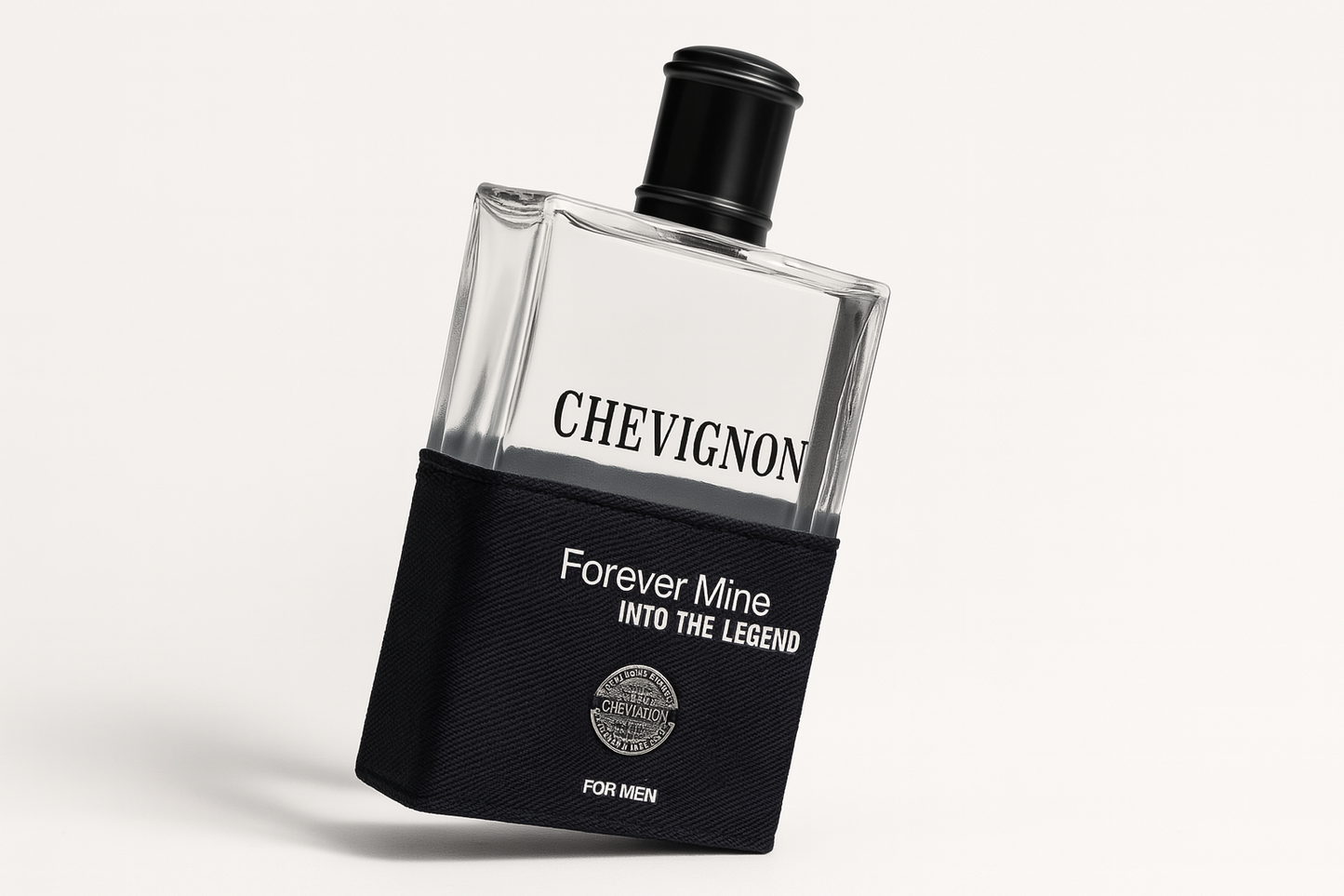 Ein rechteckiger Flakon des Herrendufts „Chevignon – Forever Mine Into The Legend“ steht leicht zur Seite geneigt auf einem hellen, neutralen Hintergrund. Die Glasflasche ist teilweise von einer dunkelblauen Stoffhülle mit weißer Schrift umgeben. Der schwarze Deckel rundet das markante, maskuline Design ab. Ein weicher Schatten fällt nach hinten rechts.