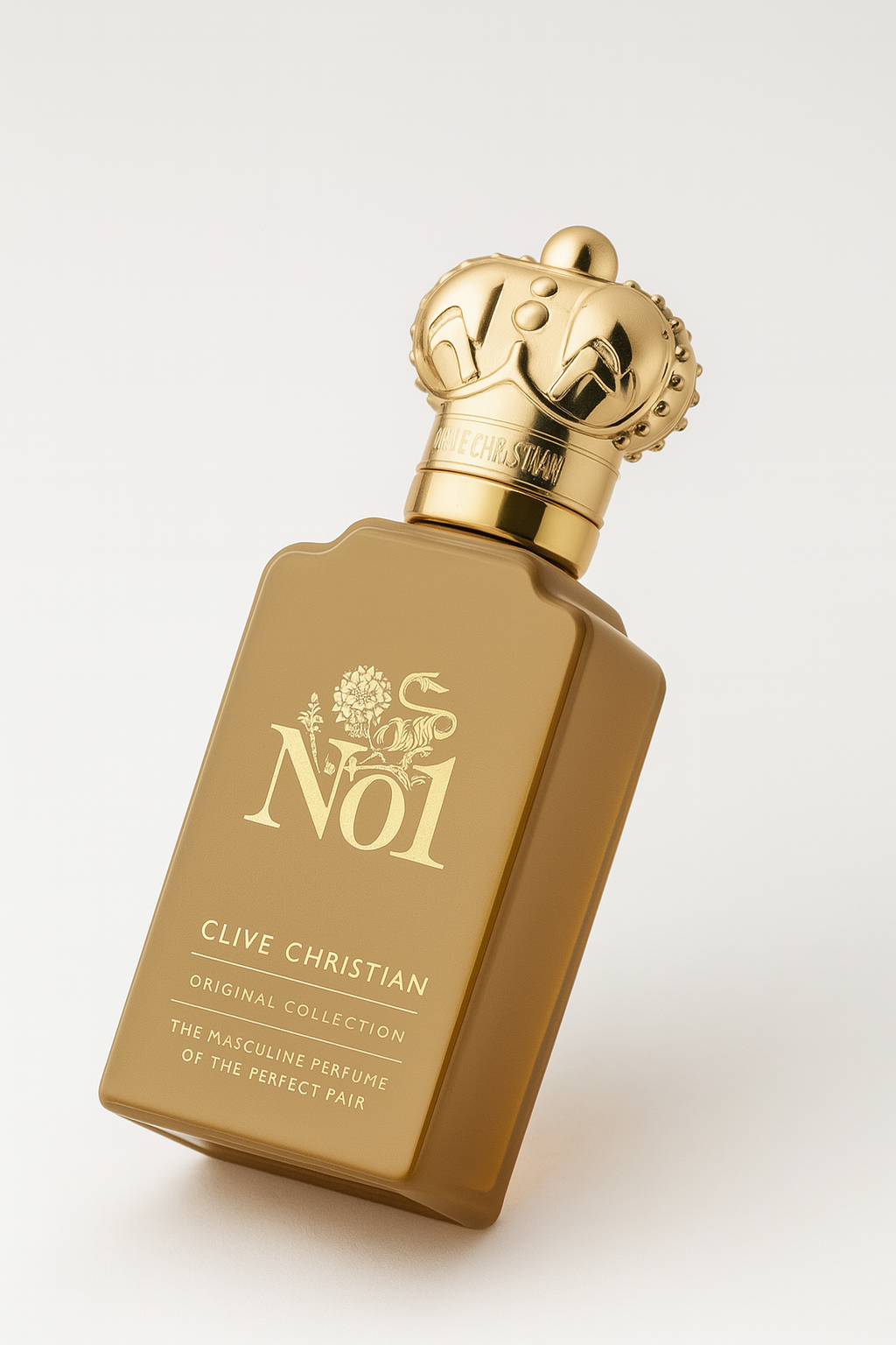 Ein luxuriöses, goldenes Parfumflakon von „Clive Christian No.1“ steht schräg geneigt auf einem weißen Hintergrund. Die edle Flasche mit goldener Prägung und detailreicher, kronenförmiger Verschlusskappe strahlt Eleganz und Hochwertigkeit aus. Die Aufschrift auf der Vorderseite ist klar lesbar.
