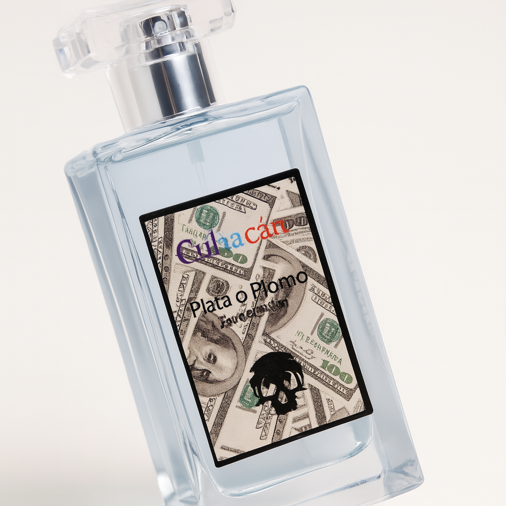 Ein eckiges, transparent-bläuliches Flakon des Parfums „Culiacán – Plata o Plomo“ steht schräg gekippt auf hellem, neutralem Hintergrund. Die Vorderseite zeigt ein auffälliges Etikett mit 100-Dollar-Scheinen, einem schwarzen Totenkopf-Symbol und bunter Schrift. Der Flakon wirft einen dezenten, natürlichen Schatten nach hinten.