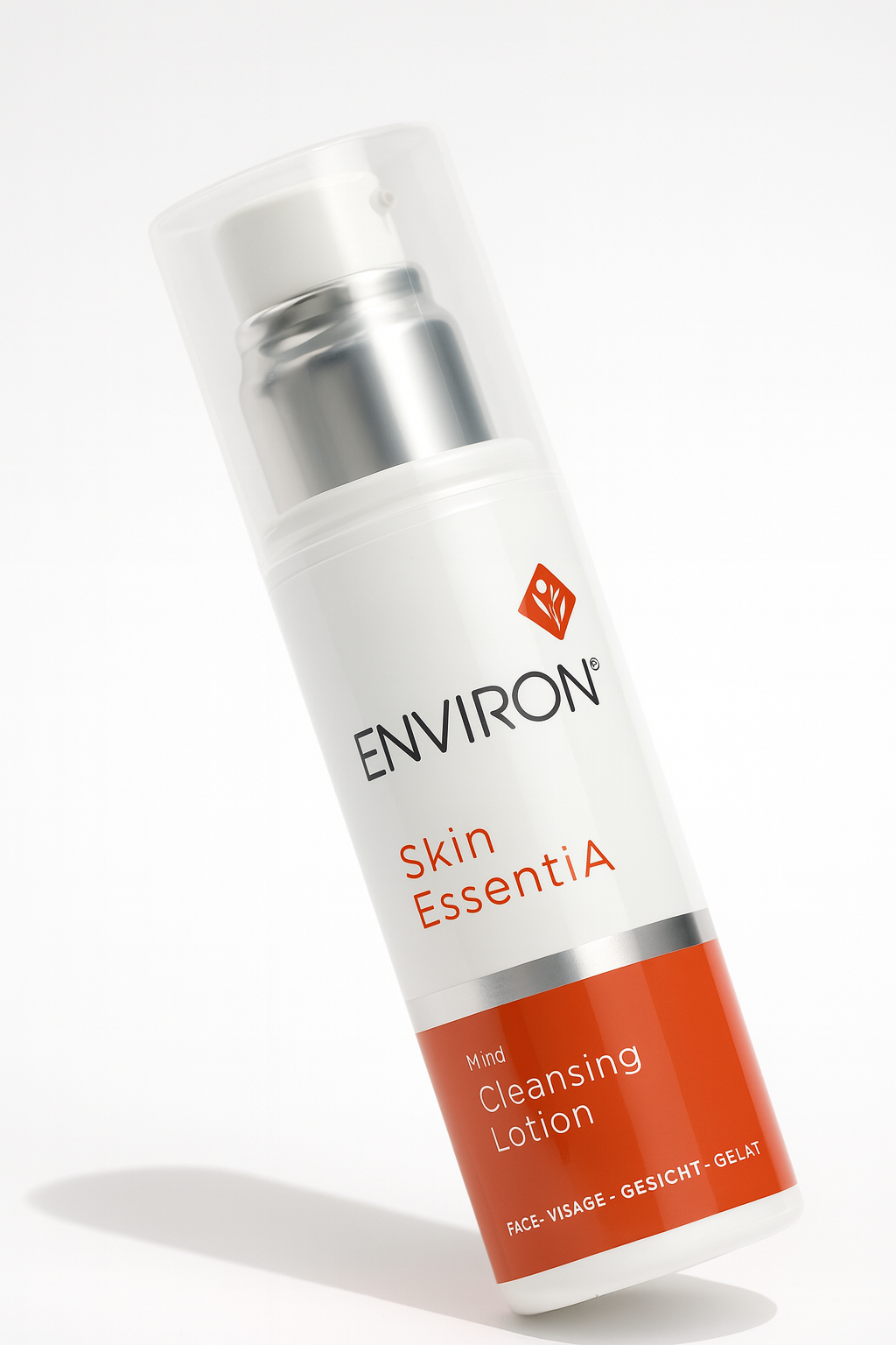 Eine Flasche der ENVIRON Skin EssentiA Mild Cleansing Lotion steht leicht zur Seite geneigt auf hellem Untergrund. Die Aufschrift ist gut lesbar, der Hintergrund ist neutralweiß, ein weicher Schatten liegt neben dem Produkt.