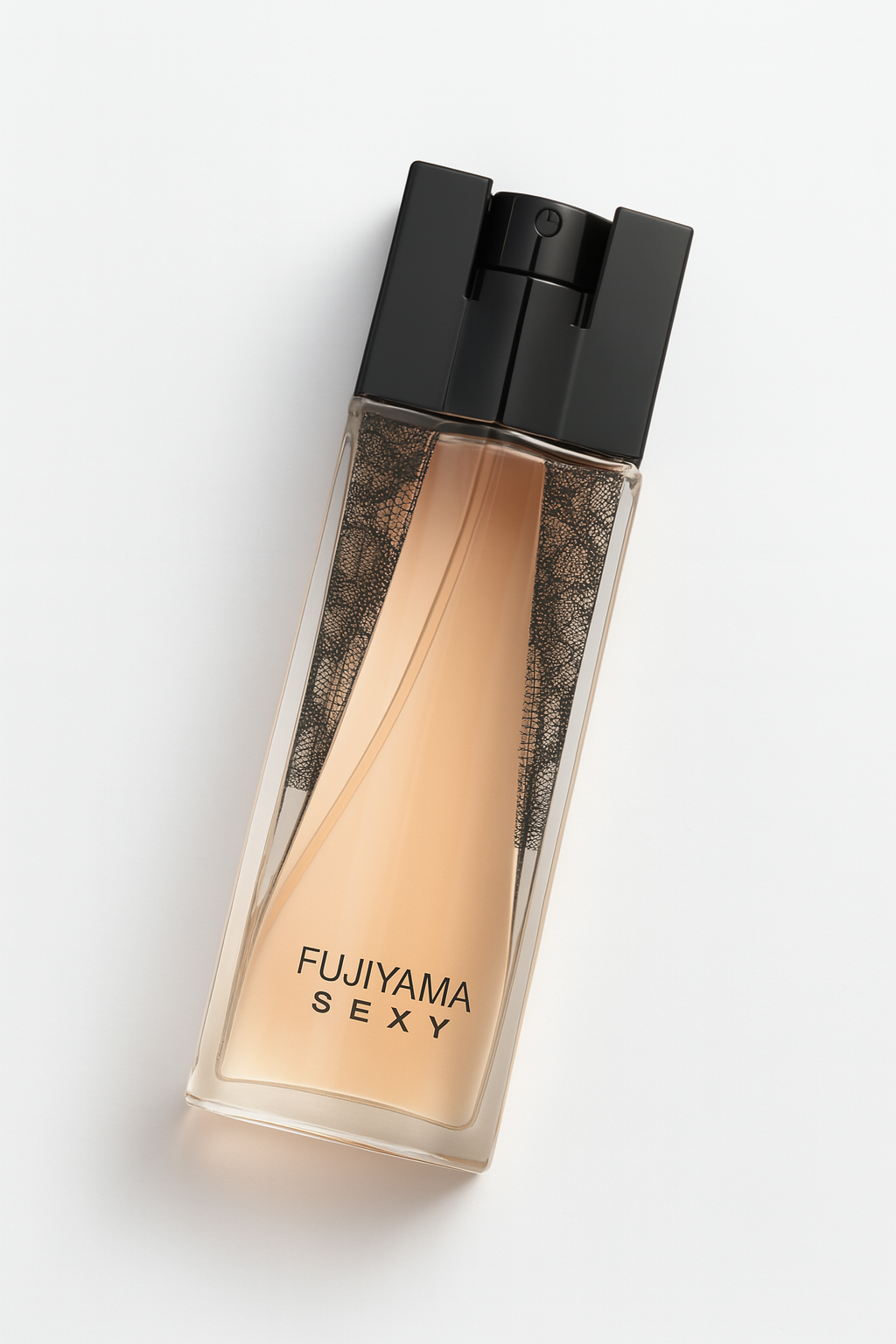 Ein schlankes, nach hinten geneigtes Parfumflakon mit pfirsichfarbener Flüssigkeit liegt auf einer weißen Fläche. Die elegante schwarze Verschlusskappe und seitliche Spitzenverzierung betonen den femininen Look. Die Aufschrift „FUJIYAMA SEXY“ ist deutlich sichtbar auf der Vorderseite des Flakons angebracht. Ein sanfter Schatten fällt zur rechten Seite.