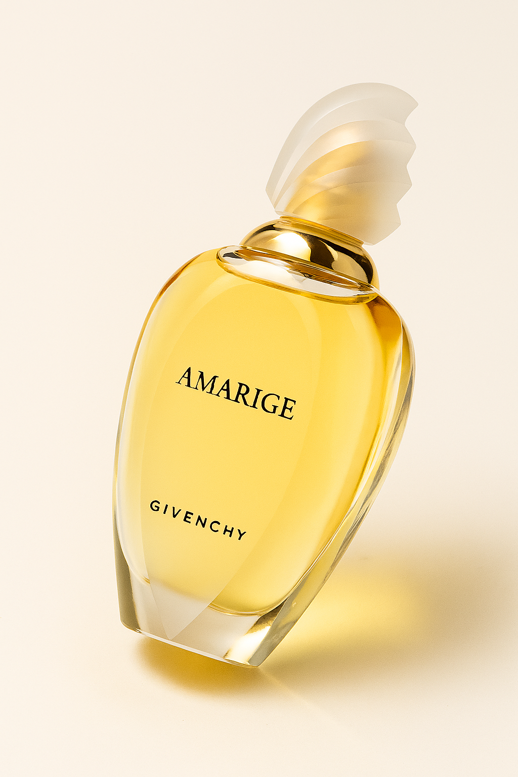 Eine stilvolle Nahaufnahme eines Givenchy Amarige Parfumflakons, leicht zur Seite geneigt. Der transparente Flakon mit goldenem Duftinhalt hat eine geschwungene Form und wird von einem eleganten, muschelähnlichen Deckel gekrönt. Er wirft einen weichen, natürlichen Schatten auf einen neutralen, cremefarbenen Hintergrund.