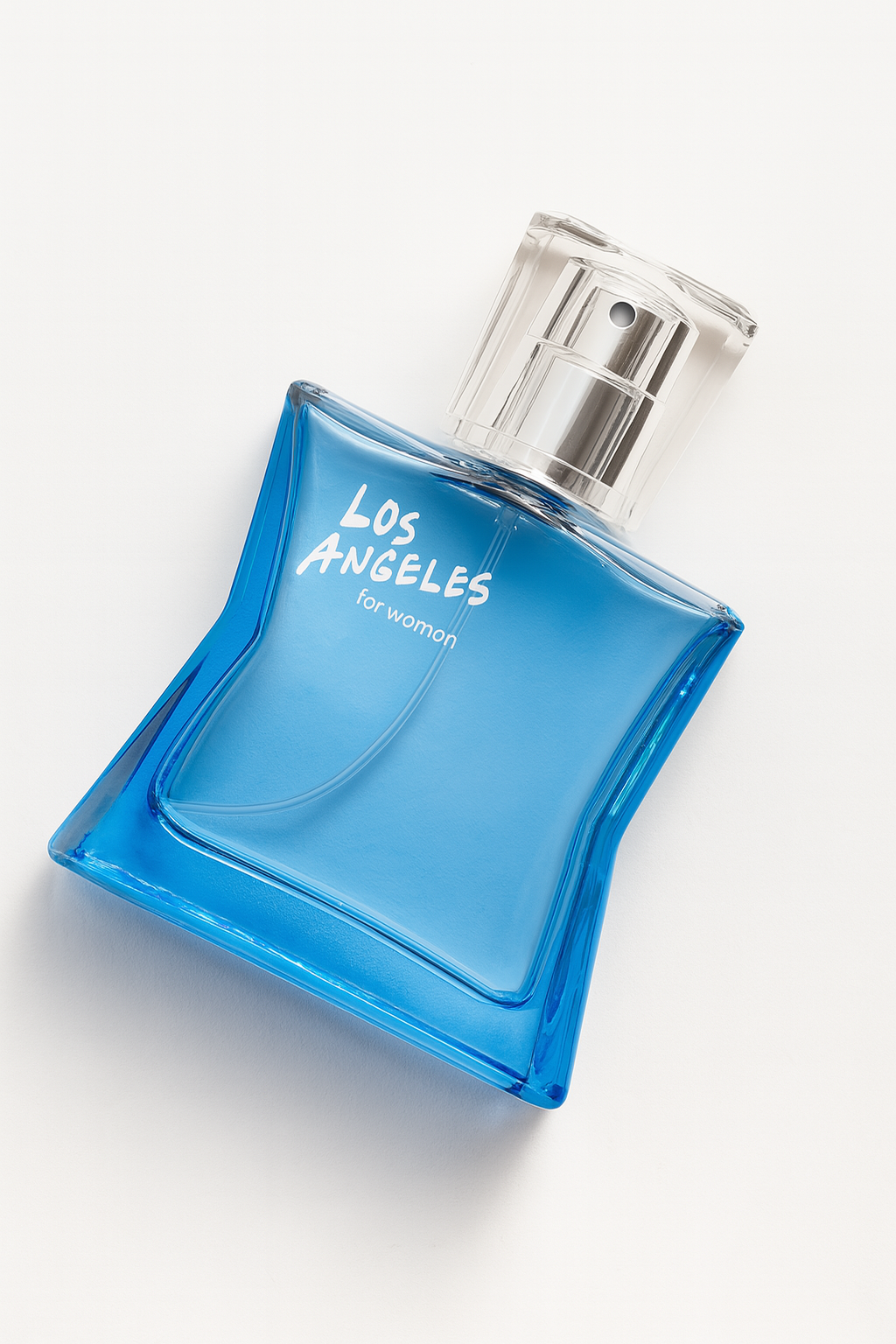 Ein leicht nach hinten geneigtes Parfumflakon mit leuchtend blauer Flüssigkeit und silbernem Sprühkopf liegt auf einem neutral weißen Untergrund. Die Aufschrift „Los Angeles for woman“ ist klar auf der Vorderseite sichtbar. Ein weicher Schatten fällt zur Seite und betont die elegante Form des Flakons.