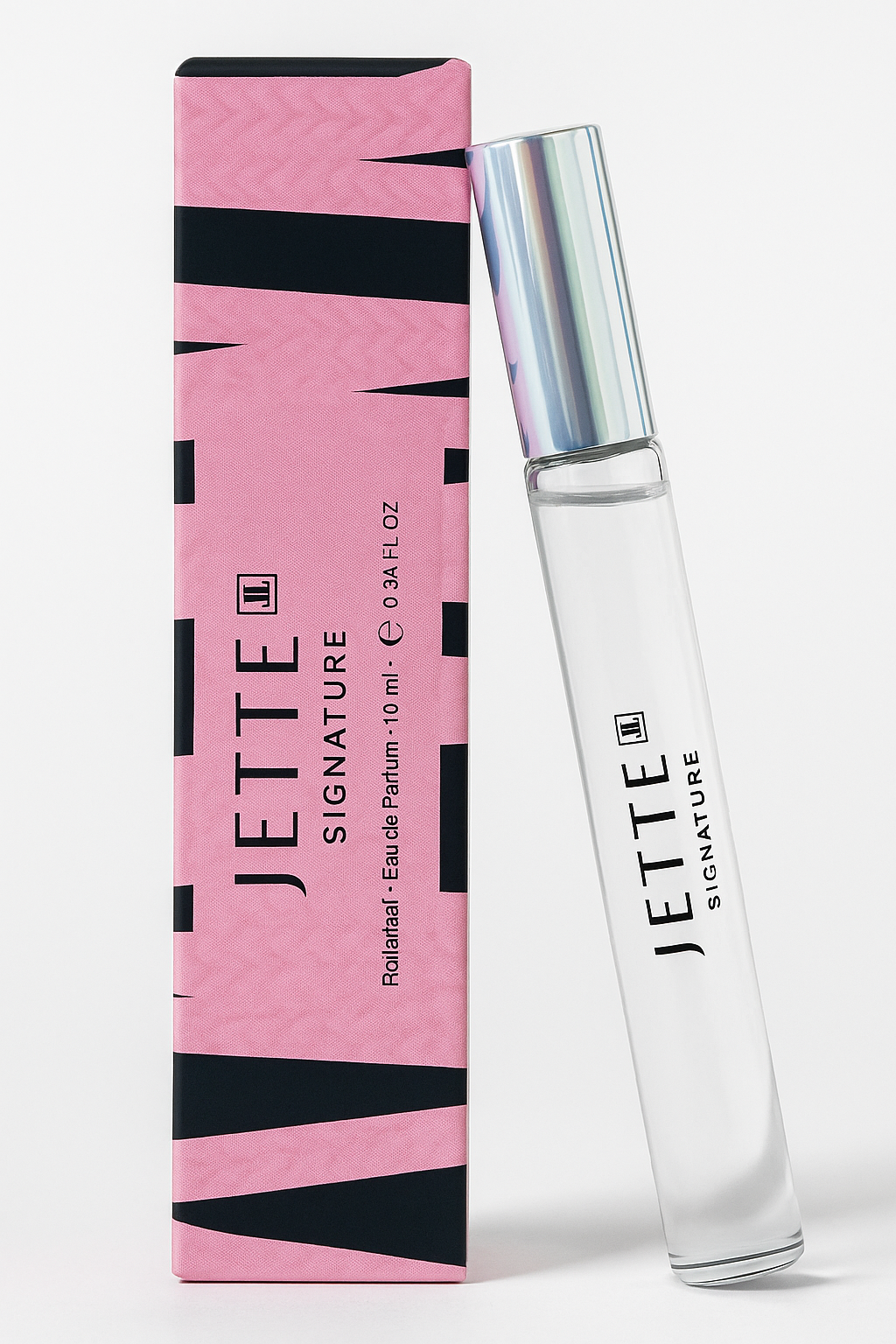 Jette Joop Signature Verpackung auf der rechten Seite stehend, während sich das Flakon auf der rechten Seite an die Verpackung anlehnt. Der Hintergrund ist weiß.