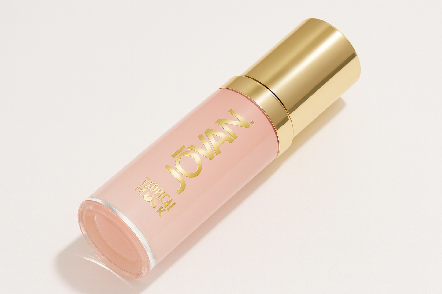 Ein zylinderförmiges Parfumflakon von Jovan „Tropical Musk“ liegt leicht geneigt auf einer weißen Fläche. Die roséfarbene Flüssigkeit ist durch das klare Glas sichtbar, während die goldene Kappe und der vertikale goldene Schriftzug „JŌVAN TROPICAL MUSK“ elegant hervorstechen. Ein weicher Schatten ergänzt das hochwertige Erscheinungsbild.
