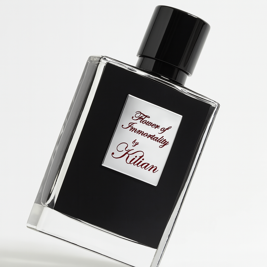 Ein edles Parfumflakon „Flower of Immortality by Kilian“ ist schräg nach hinten geneigt dargestellt. Der rechteckige Glasflakon mit schwarzer Frontfläche und silberner Etikettierung steht auf einem weißen Hintergrund. Die rote Schreibschrift auf dem Etikett hebt sich elegant ab. Ein weicher Schatten verläuft nach rechts unten.