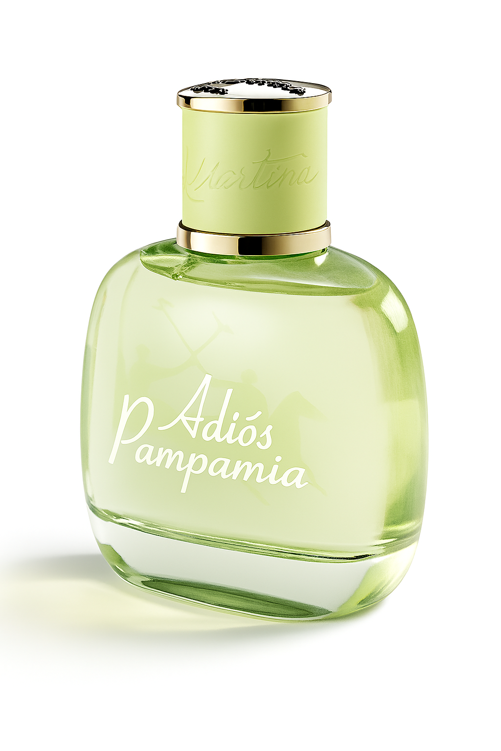 Ein nach hinten geneigtes, transparentes Parfümflakon mit blassgrüner Flüssigkeit und der Aufschrift „Adiós Pampamia“ in weißer Schreibschrift. Der grün-goldene Verschluss trägt eine Prägung mit dem Schriftzug „Martina“. Das Flakon steht auf einer hellen Oberfläche und wirft einen natürlichen, weichen Schatten.
