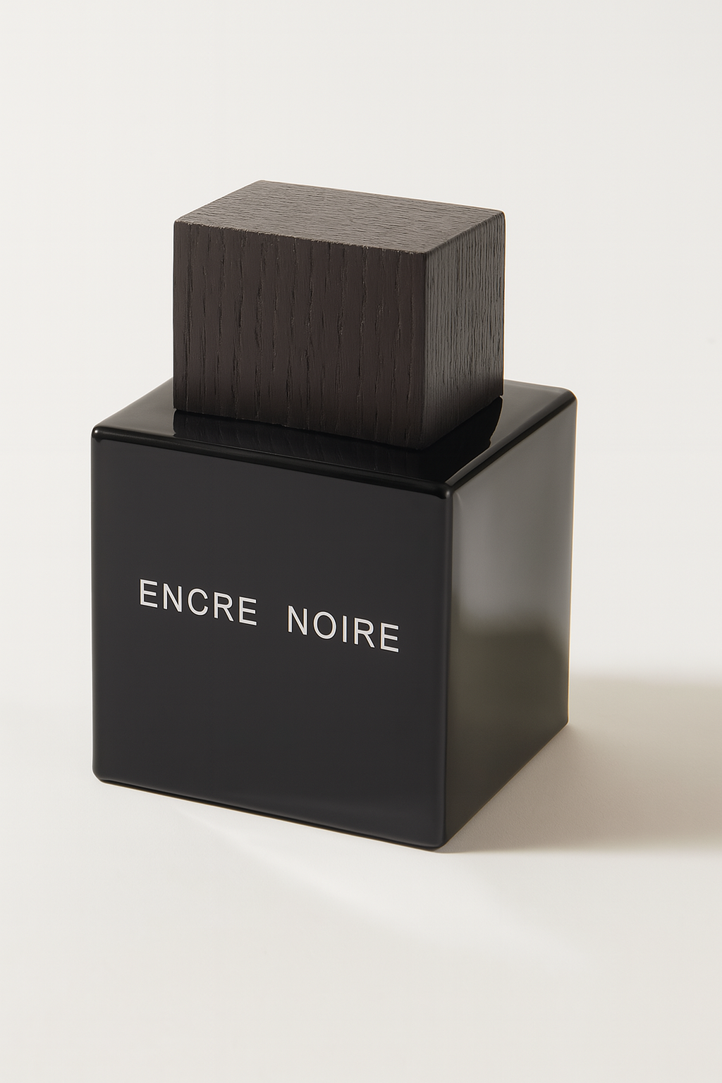 Lalique Encre Noire Flakon auf weißem Hintergrund.