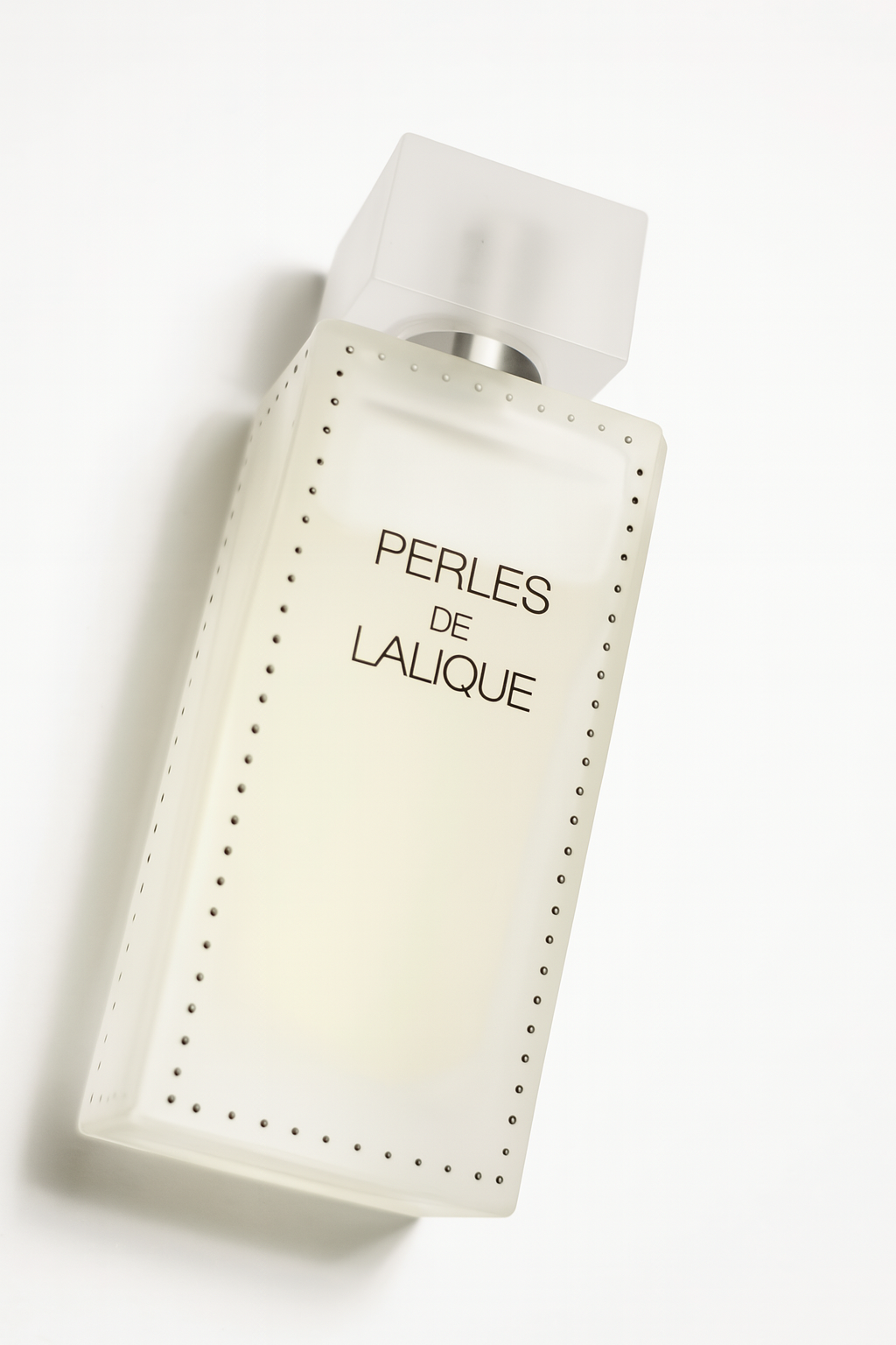 Perles de Lalique Flakon liegend auf weißem Hintergrund