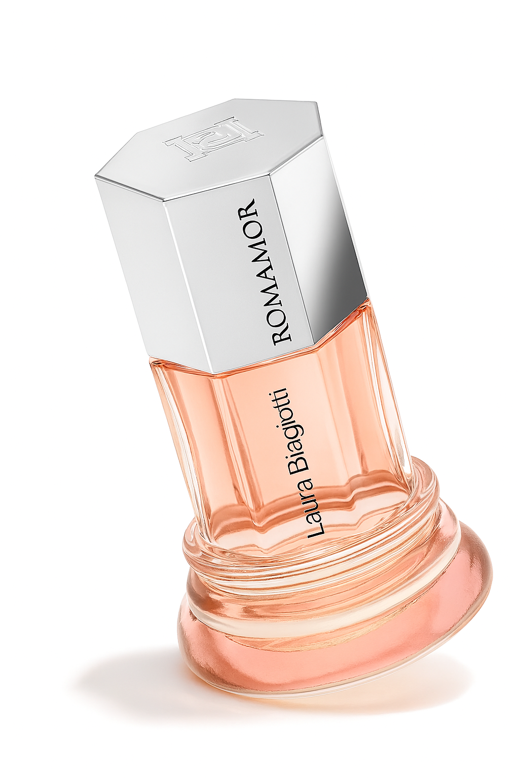 Das sechseckige Flakon des Parfums „ROMAMOR Laura Biagiotti“ ist leicht nach hinten geneigt dargestellt. Es zeigt zart roséfarbenen Duft in einem strukturierten Glasflakon mit stabilem, rundem Sockel und silbernem Verschluss. Die klare Aufschrift ist lesbar, ein weicher Schatten verleiht dem Bild Tiefe.