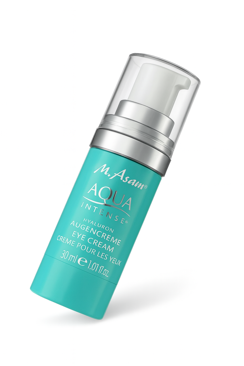 Eine türkisfarbene Pumpflasche von M. Asam Aqua Intense Hyaluron Eye Cream, leicht zur Seite gekippt, mit silbernem Spender und transparenter Kappe. Die Flasche wirft einen sanften Schatten auf den weißen Hintergrund.