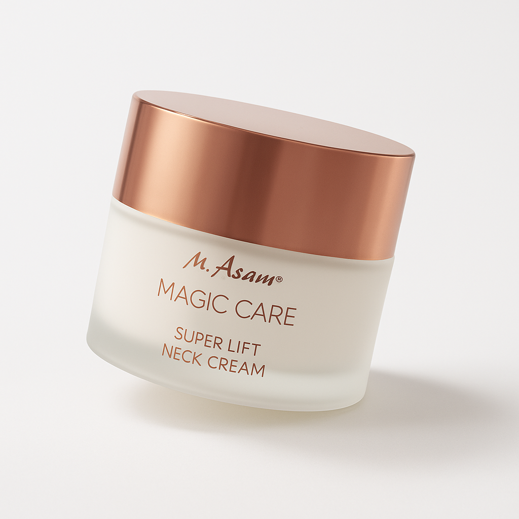 Ein runder, eleganter Glastiegel der M. Asam Magic Care Super Lift Neck Cream mit roségoldenem Deckel liegt leicht nach rechts gekippt auf neutralem Hintergrund. Die Aufschrift ist gut lesbar, ein weicher Schatten verleiht Tiefe.