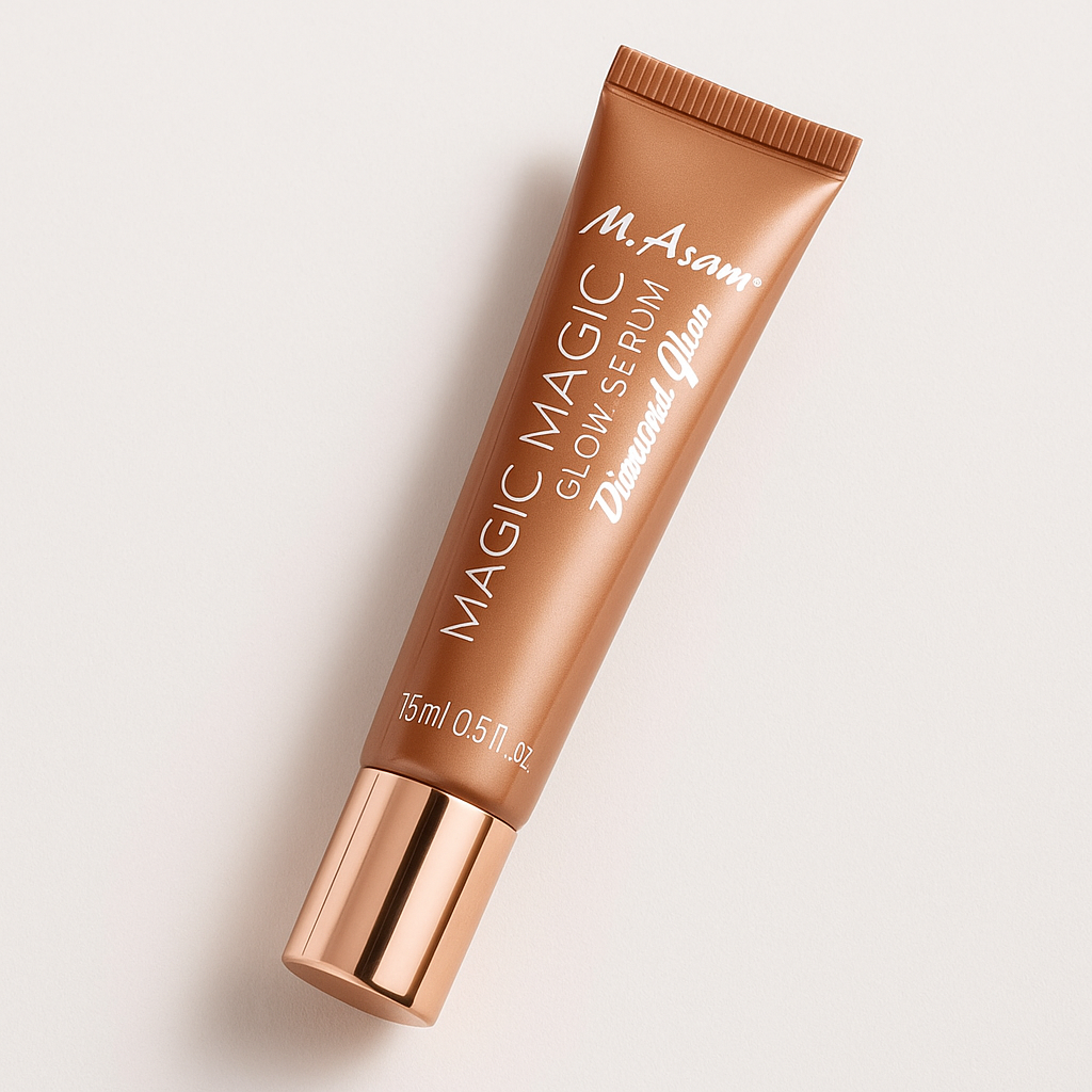 Eine bronzefarbene Tube des M. Asam MAGIC FINISH Glow Serum Diamond Glow liegt leicht nach links geneigt auf einem neutralen Hintergrund. Die weiße Aufschrift ist gut erkennbar, der roségoldene Verschluss glänzt, und ein weicher Schatten betont die räumliche Wirkung.