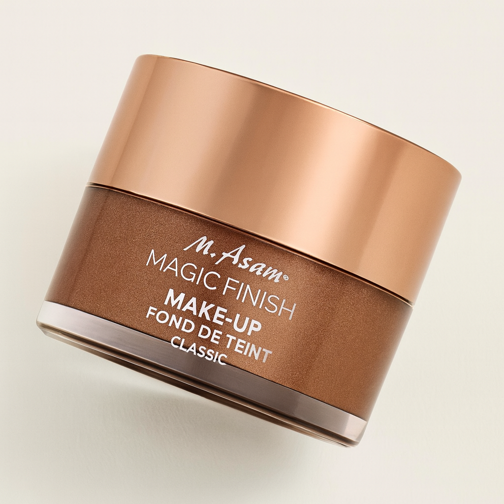 Eine Dose der M. Asam Magic Finish Make-Up Classic liegt leicht nach hinten geneigt auf einem neutralen Hintergrund. Der bronzefarbene Tiegel mit roségoldenem Deckel und weißer Aufschrift reflektiert sanft das Licht. Ein weicher Schatten betont die elegante Tiefe und Rundung der Dose.