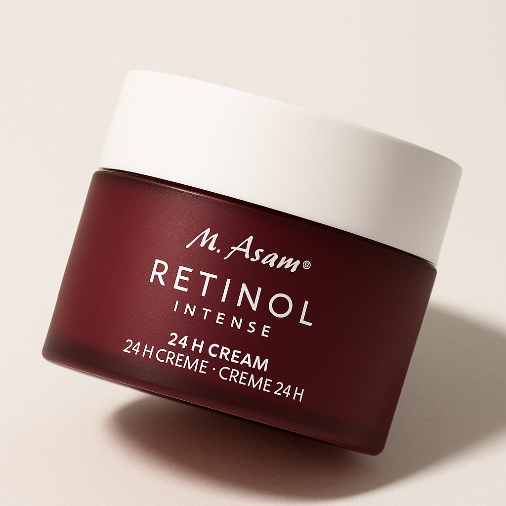 Ein bordeauxroter Tiegel der M. Asam Retinol Intense 24H Cream liegt leicht nach hinten geneigt auf einem neutralen Hintergrund. Der weiße Deckel bildet einen klaren Kontrast zum dunklen Behälter, auf dem die weiße Schrift mit Produktnamen und Details deutlich sichtbar ist. Ein sanfter Schatten betont die Rundung und Perspektive.