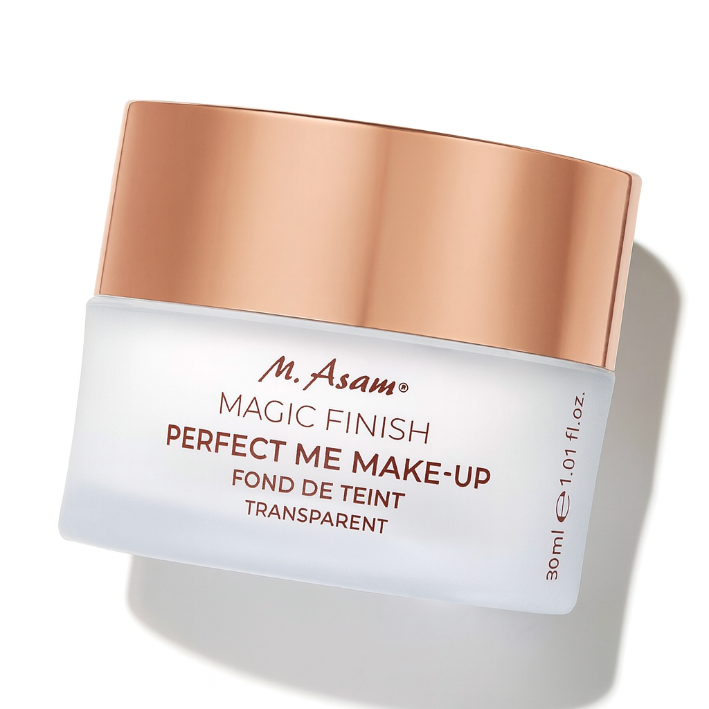Eine Dose der M. Asam Magic Finish Perfect Me Make-Up Transparent liegt leicht nach hinten geneigt auf einem neutralen Hintergrund. Der frosted-weiße Glastiegel mit roségoldenem Deckel und brauner Schrift reflektiert sanft das Licht. Ein weicher Schatten verleiht Tiefe und Perspektive.