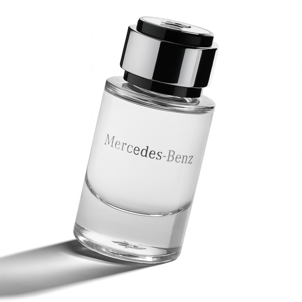 Mercedes Benz Flakon leicht gekippt auf weißem Hintergrund.