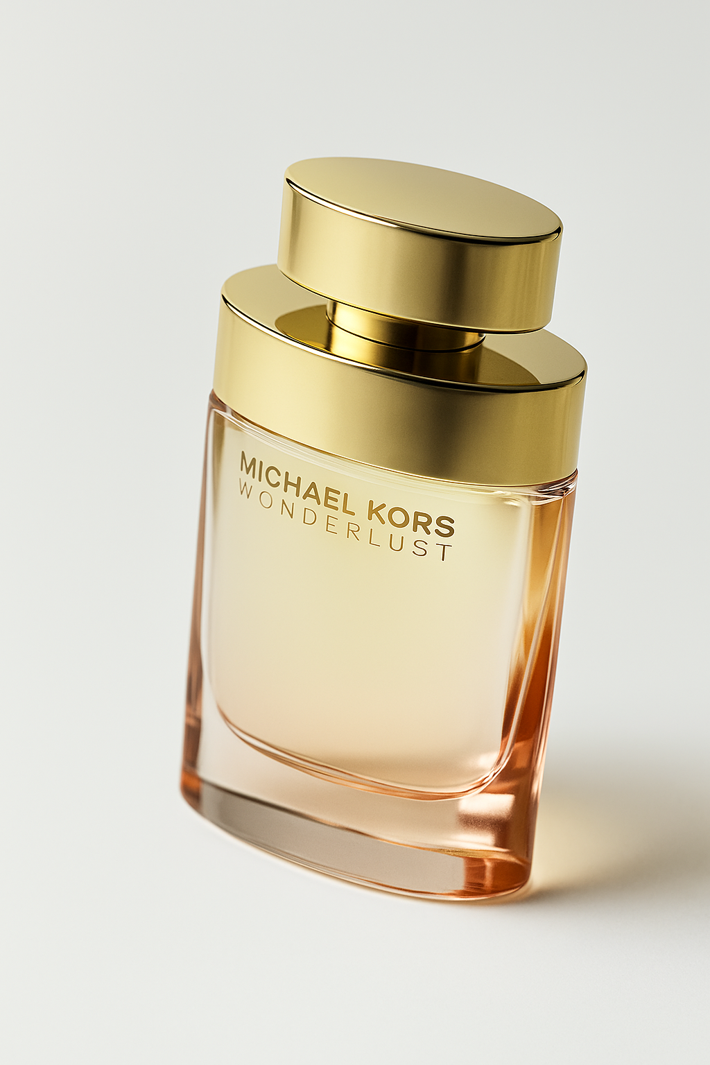 Ein leicht geneigtes Parfümflakon von Michael Kors "Wonderlust" steht aufrecht auf hellem Hintergrund. Das Glas ist im Farbverlauf von zartem Beige oben zu einem sanften Roséton unten gestaltet. Der goldene Deckel reflektiert das Licht subtil, und ein weicher Schatten unter dem Flakon sorgt für Tiefe.