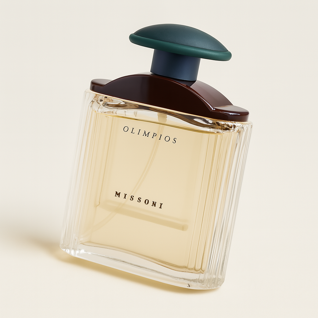 Ein hochwertiges Produktfoto eines Parfümflakons „Missoni Olimpios“, leicht nach hinten geneigt. Der durchsichtige, rechteckige Glasflakon zeigt eine goldfarbene Flüssigkeit. Die Aufschrift „OLIMPIOS“ und „MISSONI“ ist gut lesbar auf der Vorderseite. Der Deckel ist grün mit dunkelbraunem Abschluss. Der Hintergrund ist neutral und hell, mit sanftem, natürlichem Schatten.
