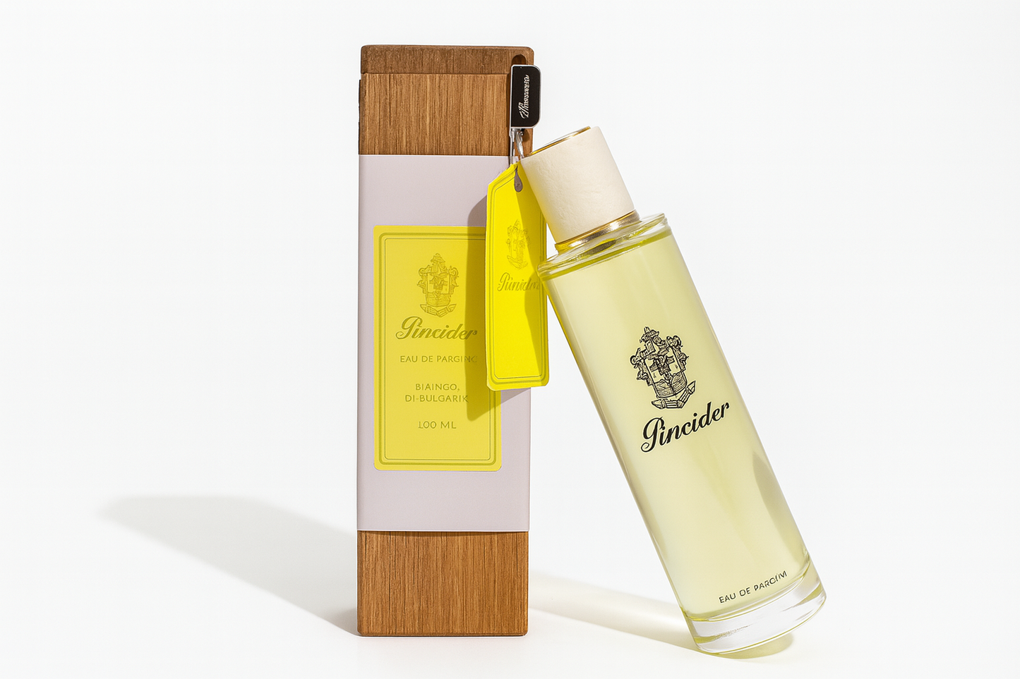 Pneider Bianco di Bulgaria Flakon lehnt sich an Verpackung an auf weißem Hintergrund.