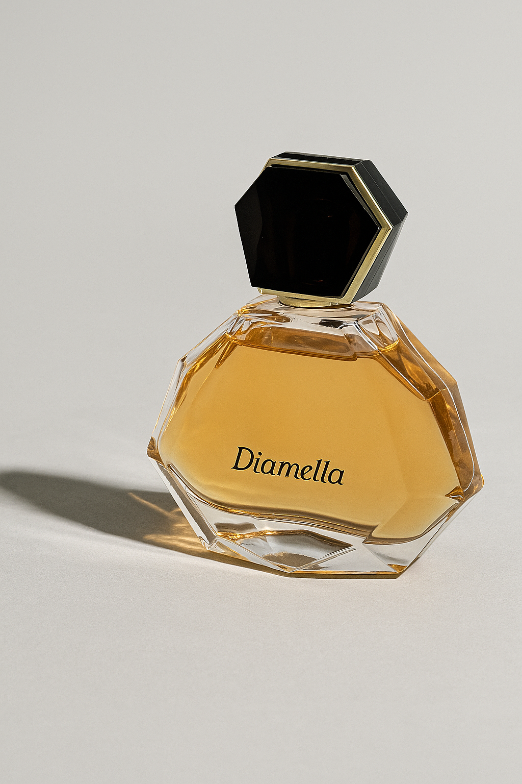 Yves ocher Diamella Flakon auf weißem Hintergrund.