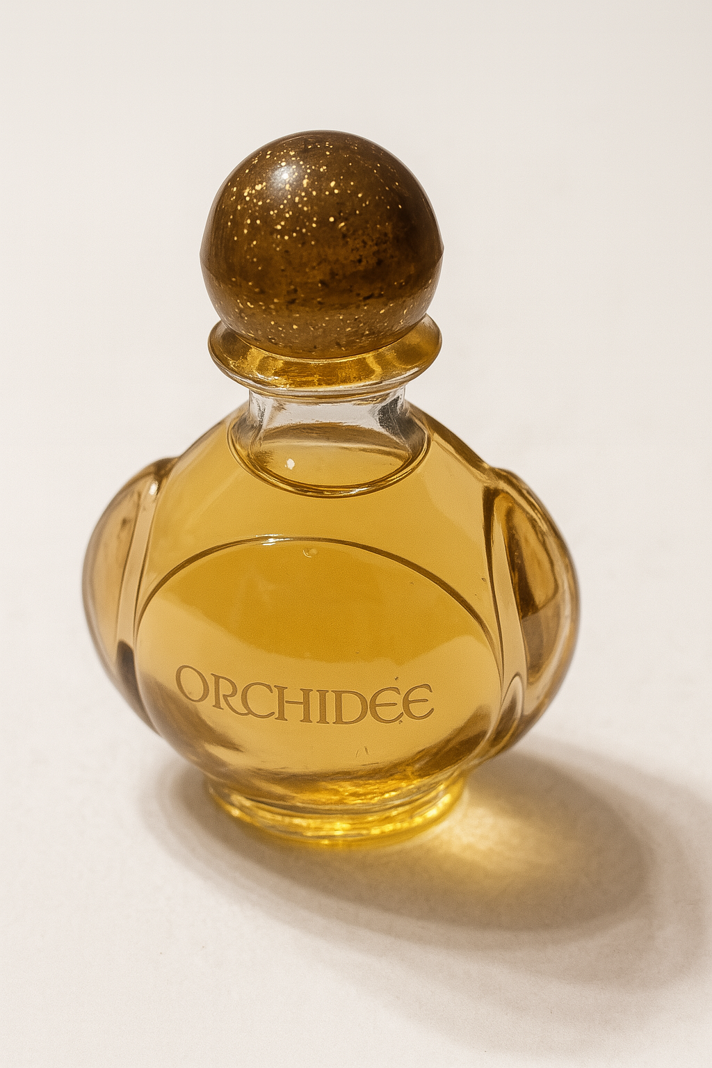 Yves Rocher Orchidee Flakon auf weißem Hintergrund.