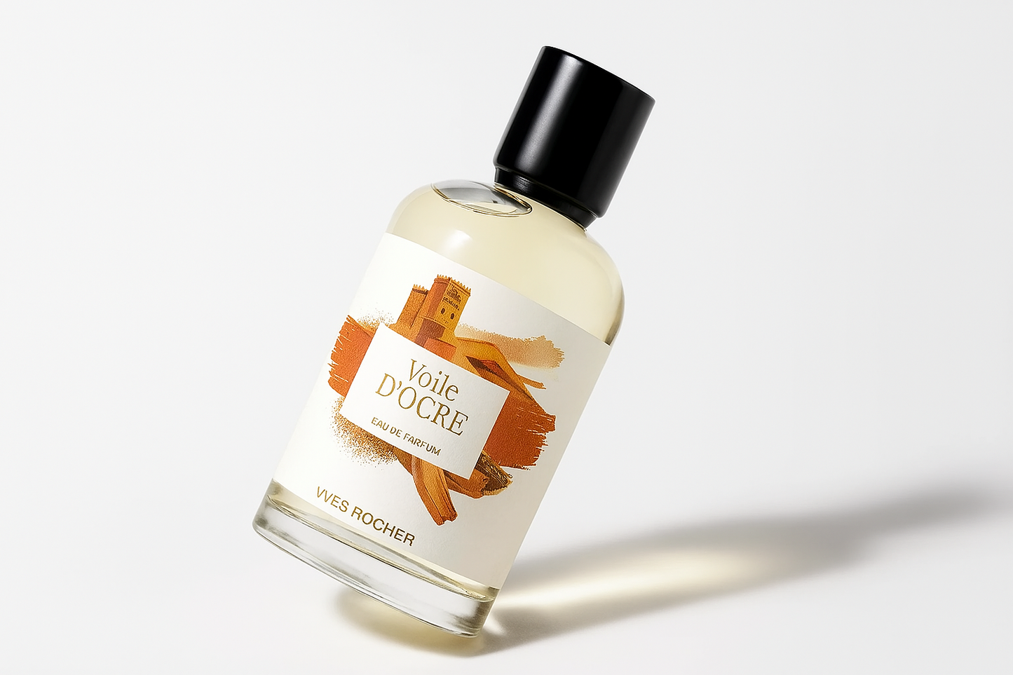 Yves Rocher Voile d'Ocre Flakon, leicht gekippt, auf weißem Hintergrund.
