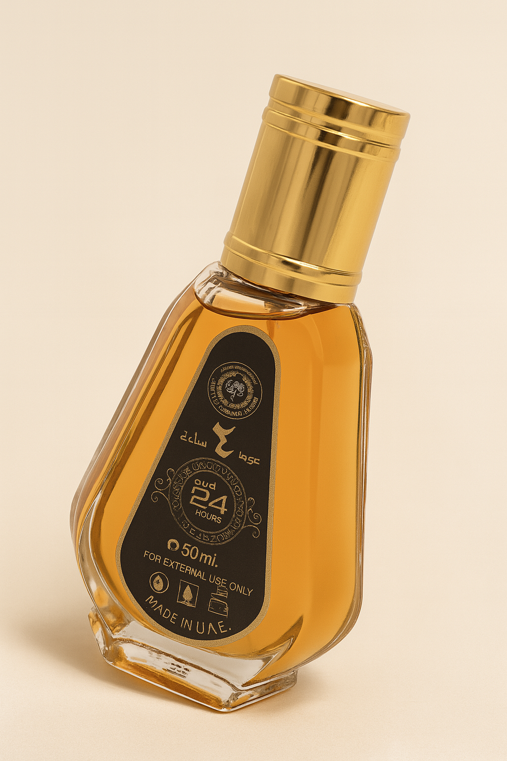 Ein orientalisierter Parfumflakon mit goldener Kappe und bernsteinfarbener Flüssigkeit steht leicht zur Seite geneigt auf einer neutralen, hellbeigen Fläche. Die Vorderseite mit schwarzem Label und goldener Schrift „Oud 24 Hours“ sowie arabischen Zeichen ist klar lesbar. Das Glas ist facettiert und wirft einen sanften, natürlichen Schatten.