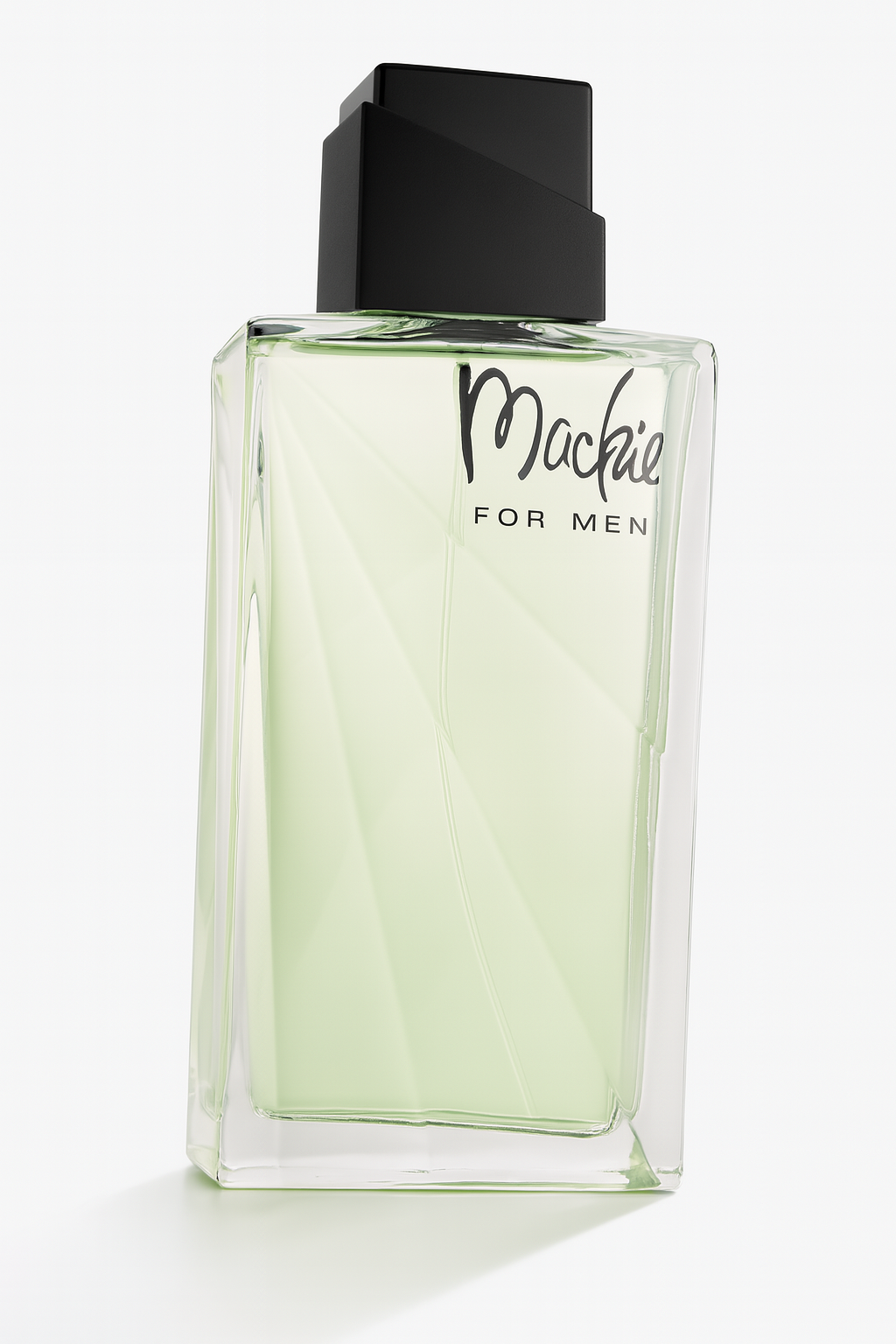 Ein rechteckiges, gläsernes Parfumflakon von Mackie For Men, leicht nach hinten geneigt, mit hellgrünem Duftinhalt und schwarzem, asymmetrisch geformtem Deckel vor neutralem Hintergrund. Ein weicher Schatten fällt auf die weiße Fläche darunter.