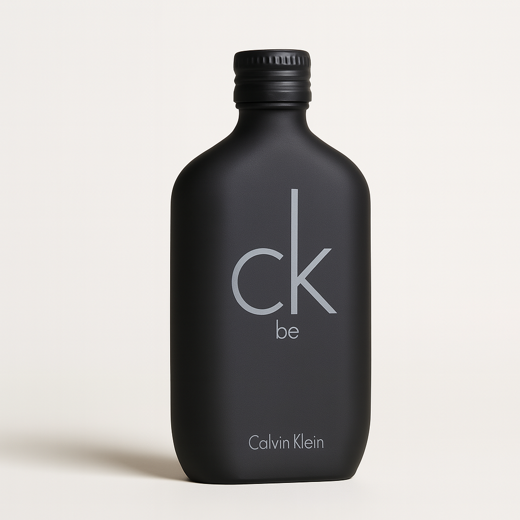 Ein schwarzes, mattes Parfumflakon von Calvin Klein „CK Be“ mit silbernem Aufdruck, leicht zur Seite geneigt und auf einem neutralen Hintergrund mit weichem Schatten.