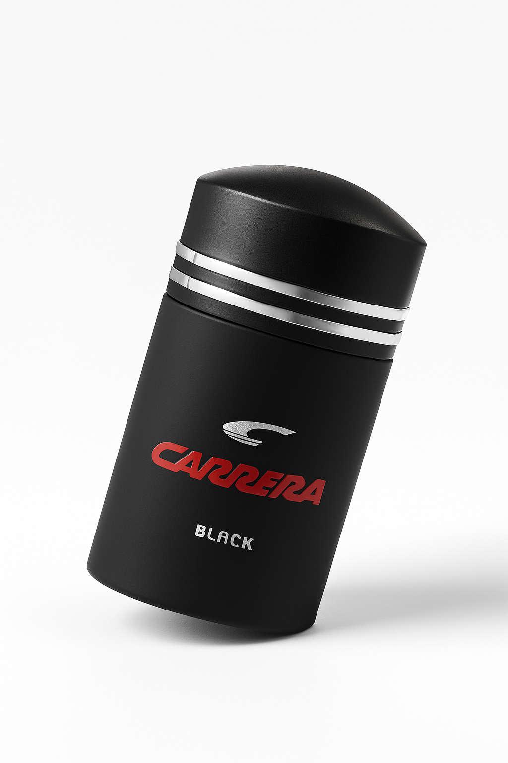 Ein Carrera Black Eau de Toilette Flakon in zylindrischer Form mit mattschwarzer Oberfläche, silbernen Zierstreifen und rotem Logo, leicht nach hinten geneigt vor neutralem weißem Hintergrund mit sanftem Schatten.
