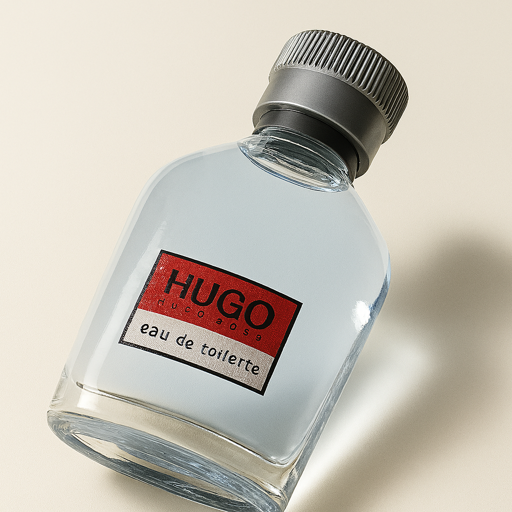 Ein leicht nach hinten geneigtes Flakon von Hugo Boss Eau de Toilette mit hellblauer Flüssigkeit, silberfarbenem Schraubverschluss und rotem Etikett, vor einem neutralen, weich beleuchteten Hintergrund. Ein weicher Schatten fällt rechts neben das Flakon.