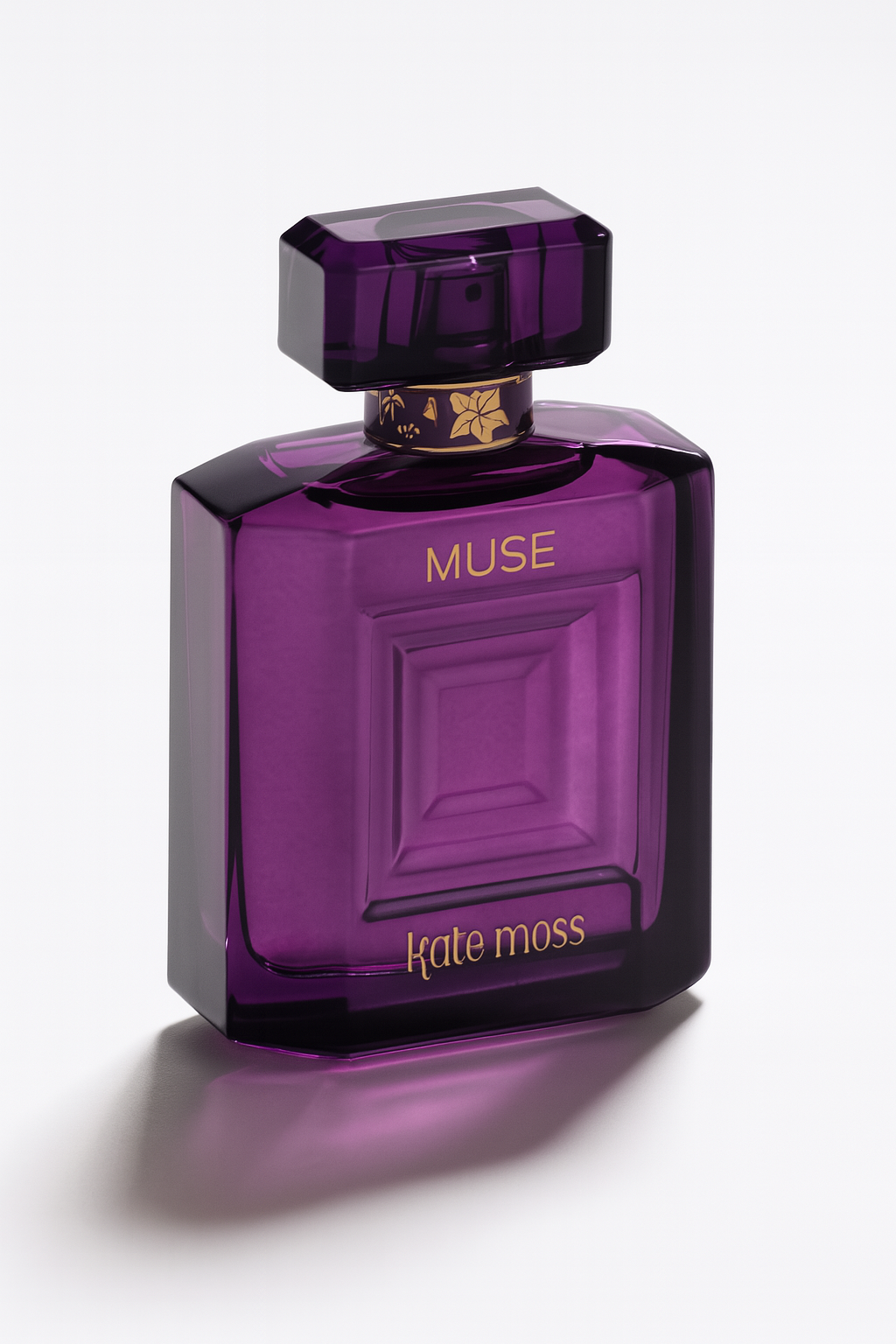 Ein elegant gekipptes, tief violettes Parfumflakon „Muse“ von Kate Moss mit goldener Beschriftung und facettiertem Verschluss, stehend auf einer neutralen, hellen Fläche mit sanftem Schatten.