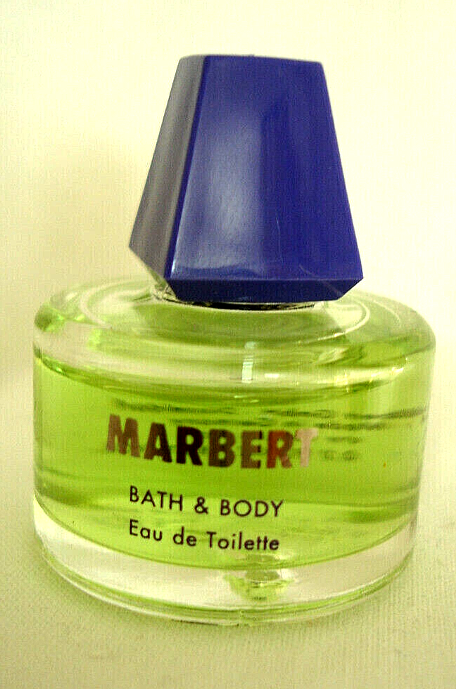 Marbert Bath and Body Miniflakon auf neutralem Grund.