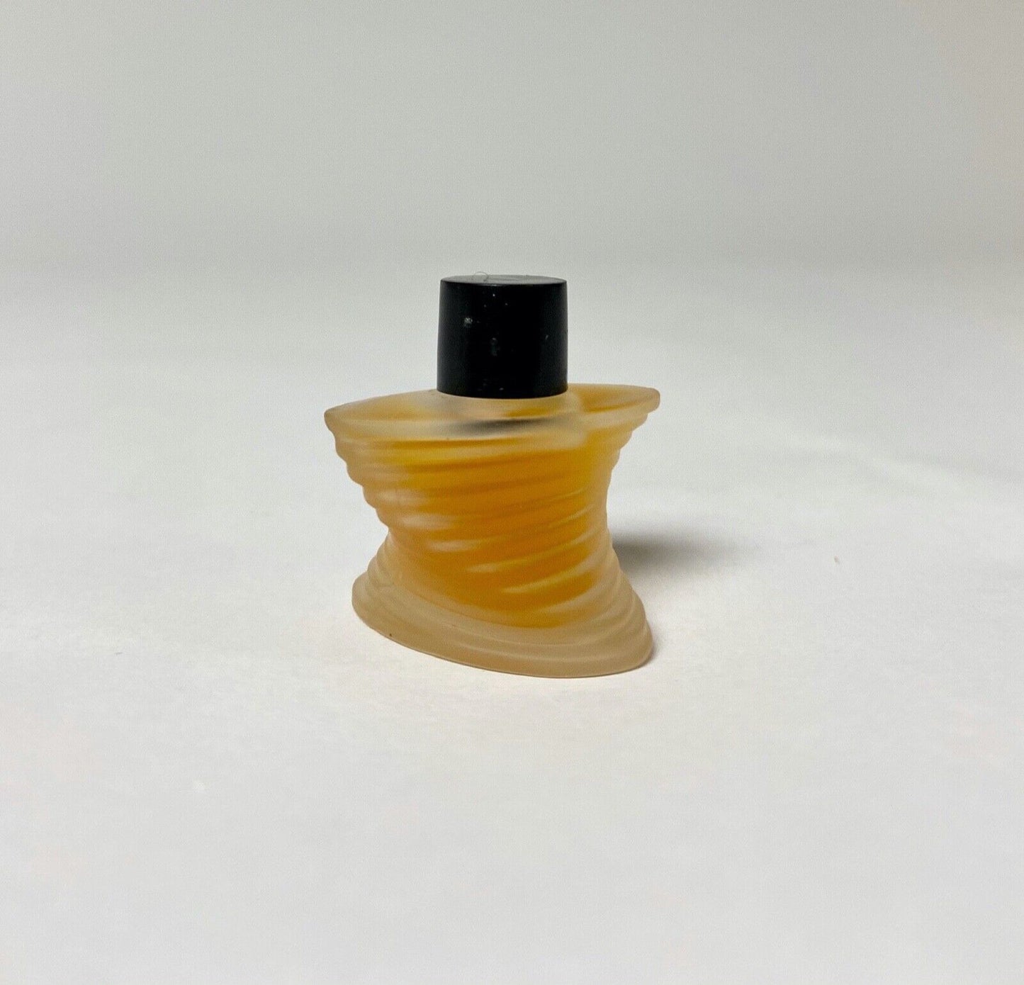 Montana by Claude Montana lakon auf weißem Hintergrund.