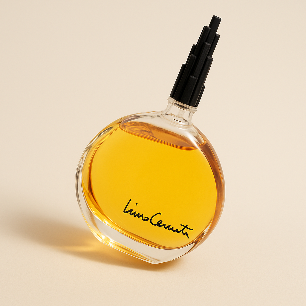 Ein stilvolles Parfumflakon von Nino Cerruti steht leicht gekippt auf einer neutralen, beigen Oberfläche. Die runde, flache Flasche ist aus klarem Glas, gefüllt mit goldfarbener Flüssigkeit, und zeigt die schwarze Signatur „Nino Cerruti“ gut lesbar auf der Vorderseite. Der Verschluss ist markant schwarz und stufenförmig. Ein weicher Schatten fällt zur Seite und verstärkt die dreidimensionale Wirkung.