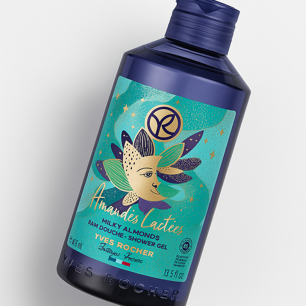 Eine durchsichtige, blaue Kunststoffflasche mit Verschlusskappe, leicht nach rechts gekippt, steht auf neutralem Hintergrund. Auf der Vorderseite ist das Label von Yves Rocher Amandes Lactées / Milky Almonds Shower Gel mit dekorativem, goldenem Mandeldesign gut sichtbar. Ein weicher Schatten sorgt für Tiefe.
