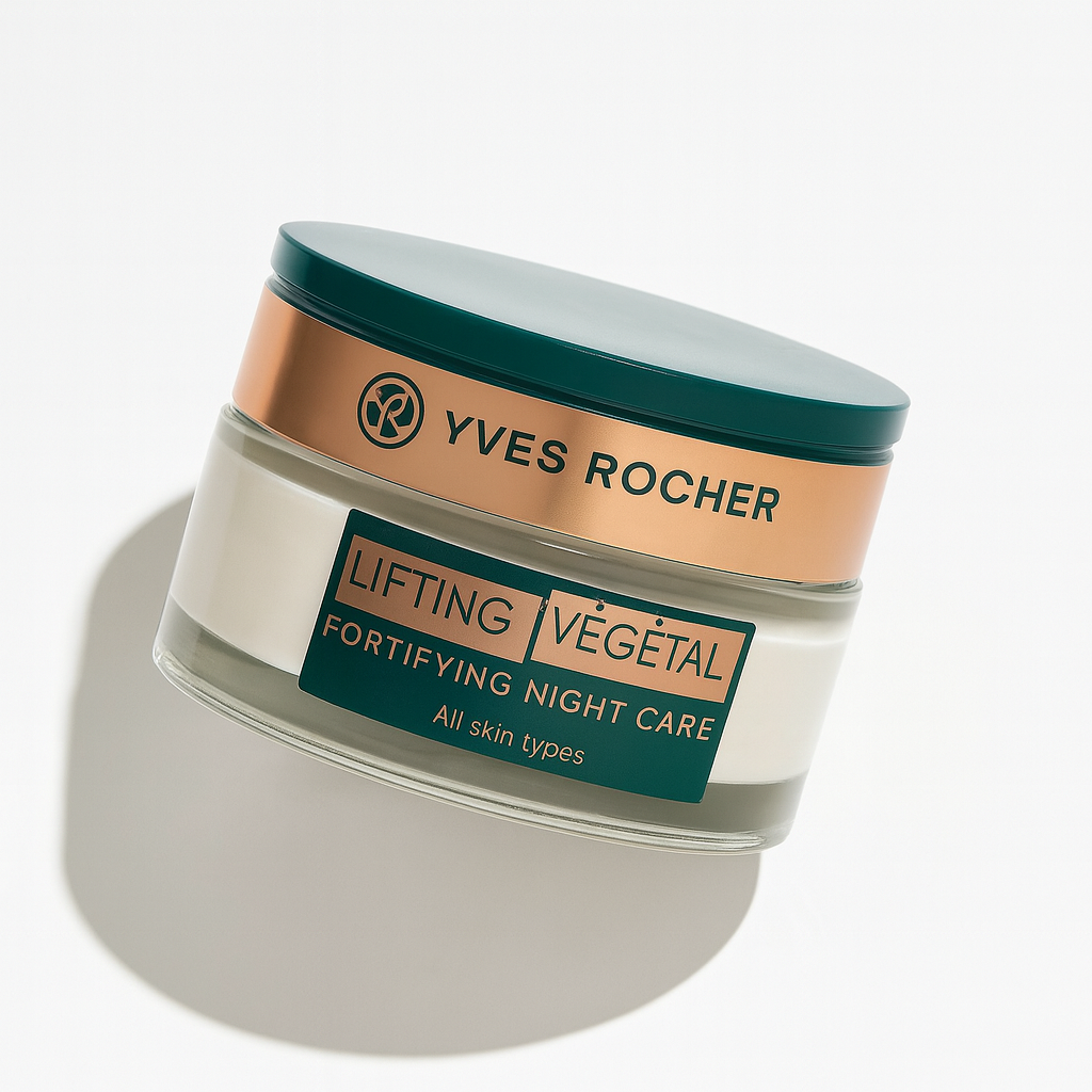 Ein leicht schräg gekipptes Glasdöschen mit dunkelgrünem Deckel und kupferfarbenem Ring. Darauf steht „Yves Rocher – Lifting Végétal Fortifying Night Care, All skin types“. Die Dose wirft einen weichen, natürlichen Schatten auf den weißen Hintergrund.