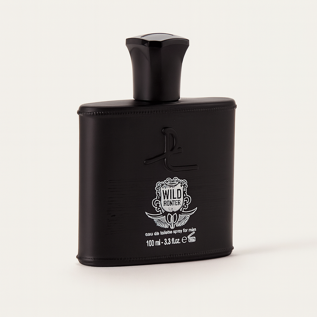 Schwarzes rechteckiges Parfümflakon „Wild Hunter“ mit glänzendem schwarzen Verschluss und weißem Emblem auf der Vorderseite, leicht seitlich gekippt auf neutralem Hintergrund mit weichem Schatten.