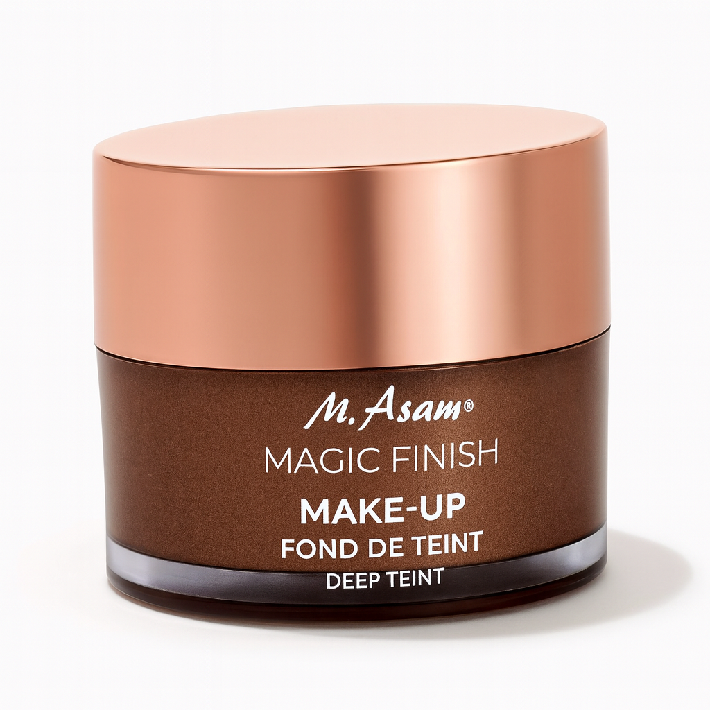 Ein runder Tiegel der M. Asam Magic Finish Make-Up Deep Teint liegt leicht nach hinten geneigt auf einem neutralen Hintergrund. Der glänzende roségoldene Deckel reflektiert sanft das Licht, während der dunkelbraune Körper mit weißer Aufschrift gut sichtbar ist. Ein weicher Schatten verstärkt die Tiefe und Rundung der Dose.