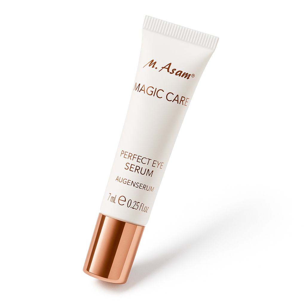 Eine weiße Tube des M. Asam MAGIC CARE Perfect Eye Serum liegt leicht nach links geneigt auf einem neutralen Hintergrund. Die kupferfarbene Aufschrift und der glänzende Verschluss heben sich elegant vom weißen Tubenkörper ab, während ein sanfter Schatten Tiefe verleiht.