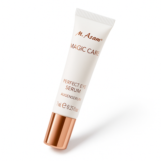 Eine weiße Tube des M. Asam MAGIC CARE Perfect Eye Serum liegt leicht nach links geneigt auf einem neutralen Hintergrund. Die kupferfarbene Aufschrift und der glänzende Verschluss heben sich elegant vom weißen Tubenkörper ab, während ein sanfter Schatten Tiefe verleiht.