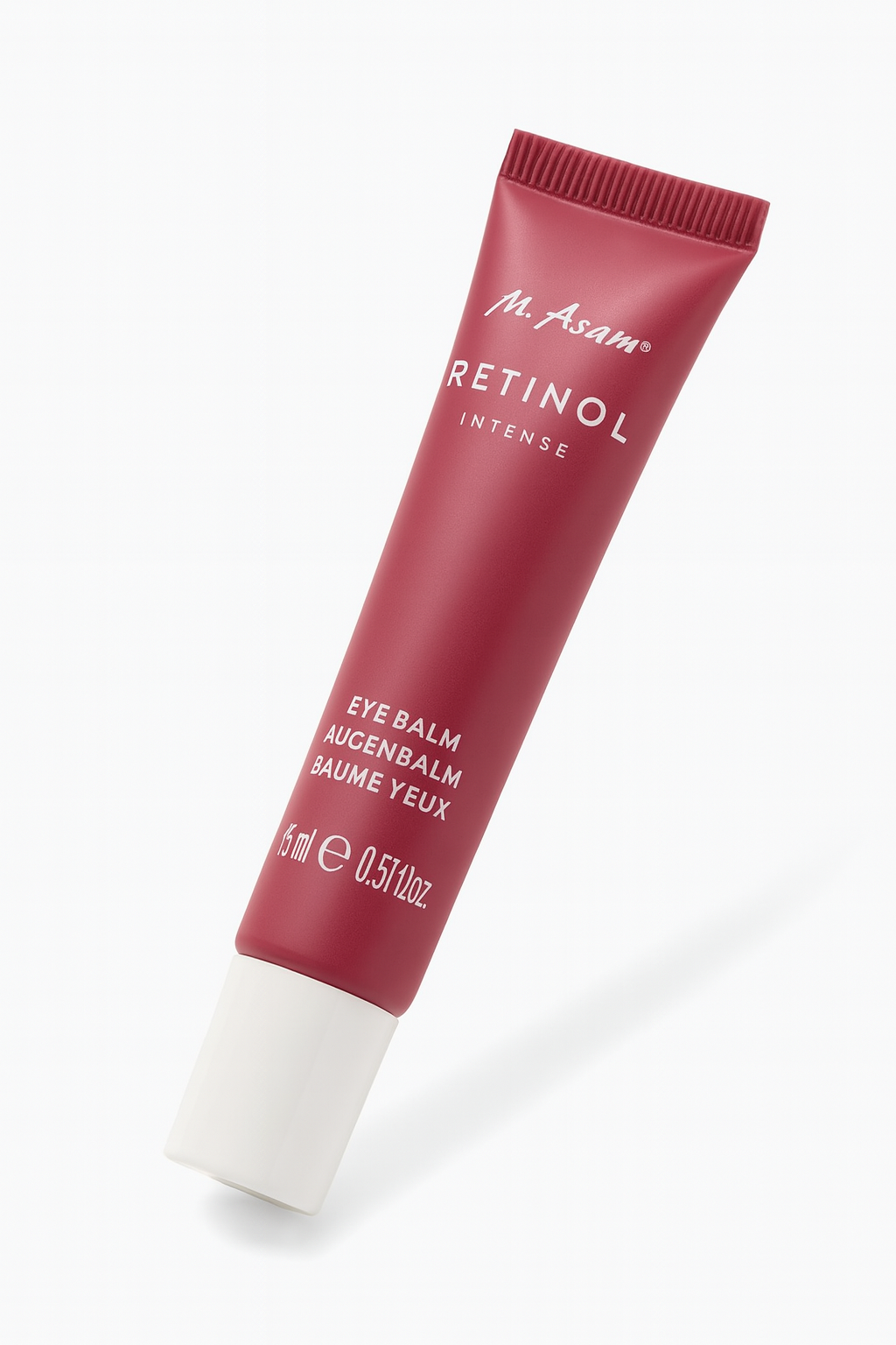 Eine bordeauxrote Tube der M. Asam Retinol Intense Eye Balm liegt leicht nach hinten geneigt auf einem weißen Hintergrund. Der weiße Schraubverschluss kontrastiert mit der farbigen Tube, auf der die weiße Schrift mit Produktnamen und Details klar erkennbar ist. Ein sanfter Schatten verstärkt die Tiefe und Perspektive.