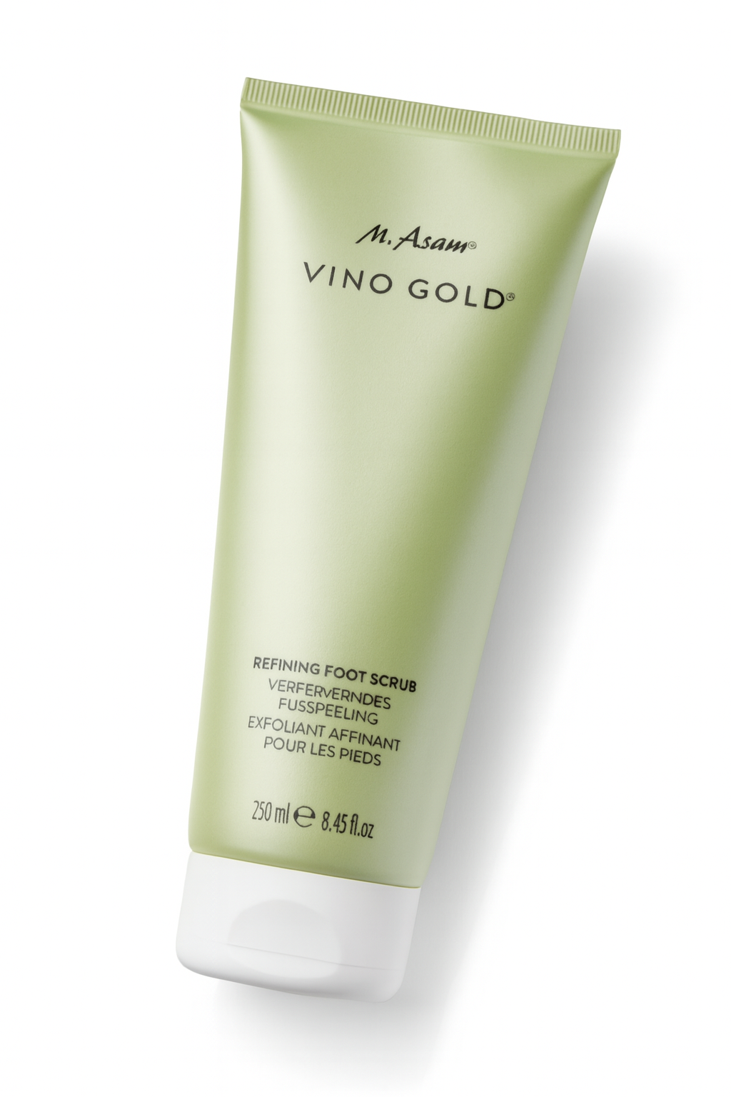 Eine mintgrüne Tube des M. Asam VINO GOLD Refining Foot Scrub liegt leicht nach hinten gekippt auf weißem Hintergrund. Die schwarze Schrift und der weiße Verschluss sind klar sichtbar. Die Tube wirft einen weichen Schatten.