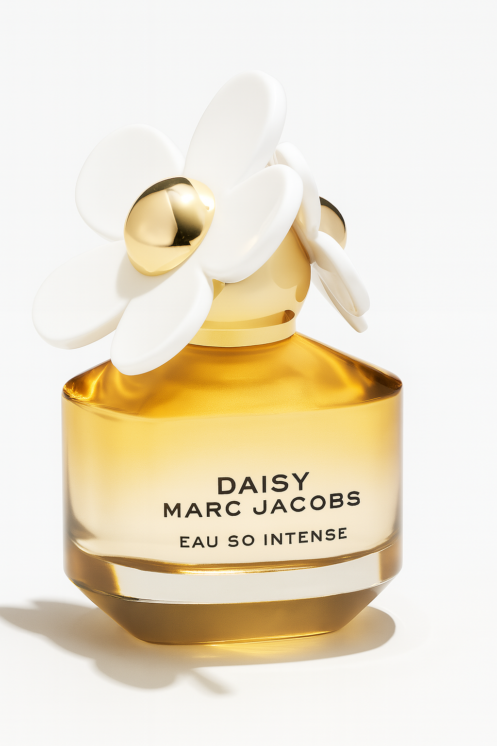 Marc Jacob Daisy Eau So Intense Flakon mit weißen Blüten am Deckel auf weißem Hintergrund.